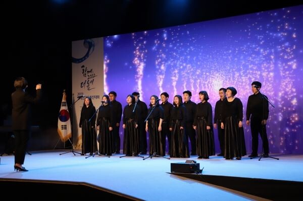 골프존파스텔합창단이 4월, ‘장애인 고용촉진 강조 기간’을 맞아 장애인을 위한 다양한 초청 공연을 선보이며 희망의 하모니를 선사해 화제다. 사진은 지난 17일, 63컨벤션센터 그랜드볼룸에서 열린 ‘2019 장애인 고용촉진대회’에서 축하 무대를 선보이는 골프존파스텔합창단.