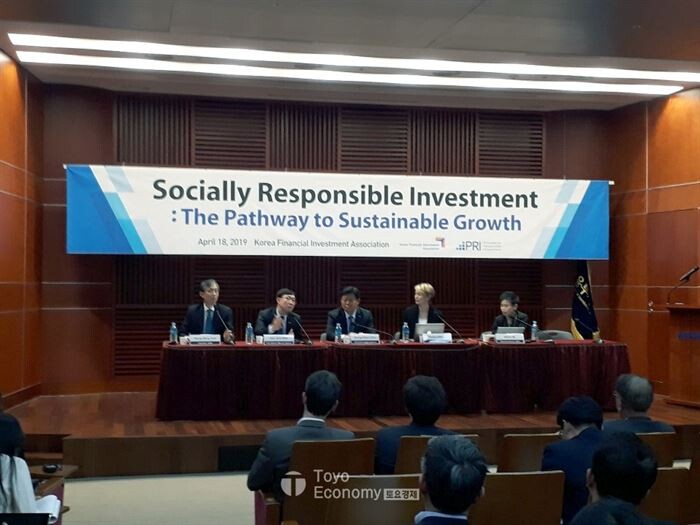 한국금융투자협회는 UN 산하 책임투자원칙 기구(PRI·Principles for Responsible Investment)와 공동으로 18일 여의도 금융투자협회에서 ‘지속가능 성장을 위한 사회책임투자(Socially Responsible Investment) 투자세미나’를 개최했다.[사진 = 문혜원 기자]