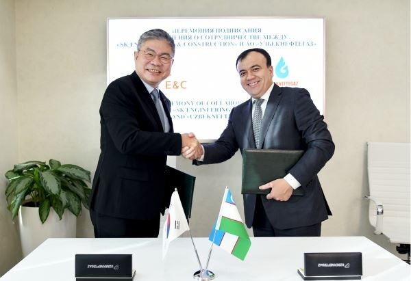 ▲SK건설은 지난 18일 우즈베키스탄 국영석유가스공사인 UNG(Uzbekneftegaz)와 6억달러(약6819억원) 규모의 부하라(Bukhara) 정유공장의 현대화를 위한 협약(Collaboration Agreement)을 체결했다고 21일 밝혔다. 사진은 안재현 SK건설 사장(왼쪽)과 시디코프 UNG 회장(오른쪽)이 협약서에 서명을 마치고 악수하고 있는 모습이다. (사진제공=SK건설)