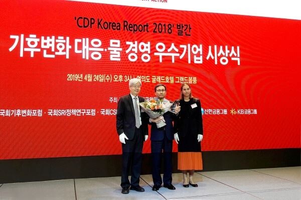 ▲SK건설은 24일 CDP(탄소정보공개프로젝트) 한국위원회가 주관하는 ‘2018년 기후변화 대응 및 물 경영 우수기업’ 시상식에서 탄소경영 특별상을 수상했다고 25일 밝혔다. 김광국 SK건설 SHE실장(사진 가운데)이 24일 서울 여의도 글래드 호텔에서 열린 시상식에서 수상 후 기념촬영을 하고 있다. (사진제공=SK건설)