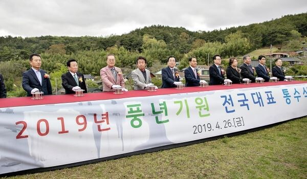 김인식 사장사진 왼쪽 여섯번째)이 26일 전남영광 불갑저수지에서 열린 통수식에서 수 점화버튼을 누르고 있다. [사진제공=농어촌공사]