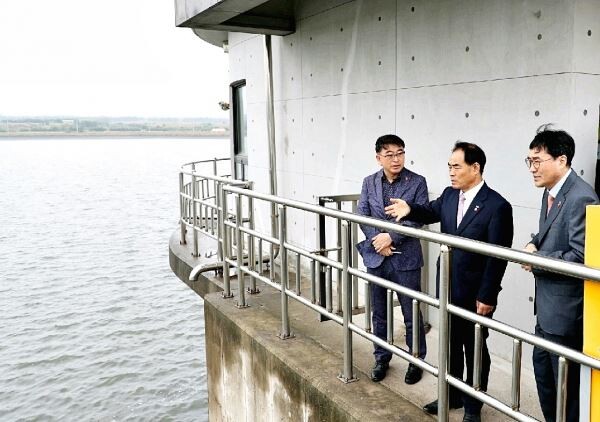 김인식 농어촌공사 사장은 30일 제주 성읍다목적농촌용수개발사업 현장에 방문해 올해 급수대책현황을 점검했다.[사진제공=한국농어촌공사]