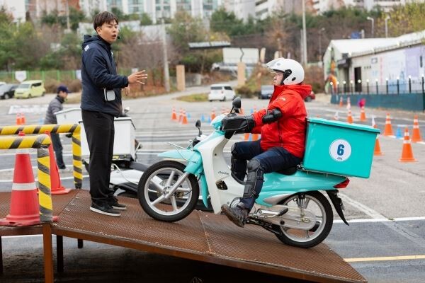▲지난해 제임스드라이빙센터에서 열린 배달의민족 민트라이더 이륜차 실습교육. [사진=우아한형제들]