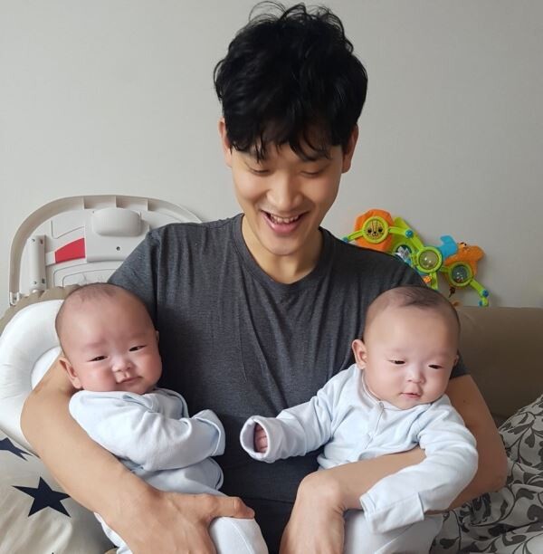 한화그룹 직원이 안식월을 통해 쌍둥이 아기를 돌보고 있다.[사진제공=한화그룹]