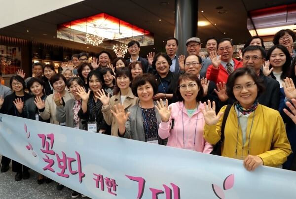 ▲지난 29일 대우건설 주택문화관 써밋갤러리에서 신입사원 부모님이 견학을 마친 뒤 포즈를 취하고 있다. (사진제공=대우건설)