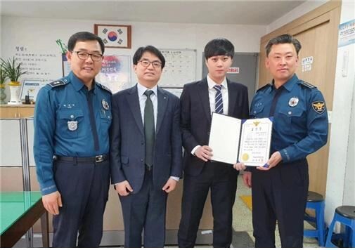 Sh수협은행 서울중앙금융센터 서동운 행원(오른쪽 두번째)이 남다른 기지와 발빠른 대처로 보이스피싱 피해를 예방한 공로를 인정받아 지난 23일, 서울 남대문경찰서로부터 표창장을 수여받았다.[사진제공=수협은행]