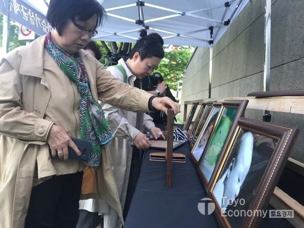 ▲가습기살균제 피해자들이 2일 서울 여의도 옥시레킷벤키저 사옥 앞에서 시민분향소를 설치하고 있다. [사진=김자혜 기자]