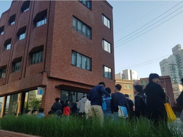 ▲블루보틀 한국 1호점 성수점에 모인 인파. [사진=연합뉴스]