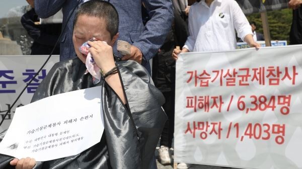 ▲가습기 살균제 피해자가 7일 청와대 분수대 앞에서 삭발식을 하는 모습. [사진=연합뉴스]
