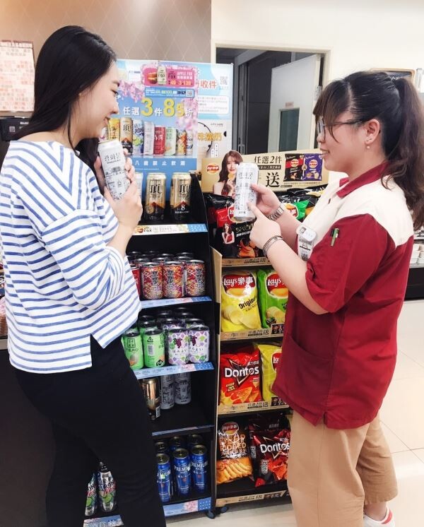 ▲대만 편의점 세븐일레븐에서 국산 수제맥주 광화문을 고르는 현지고객. [사진=GS리테일]