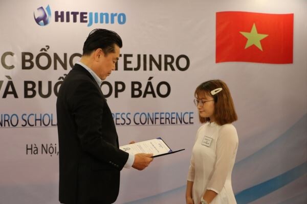 ▲하이트진로 김인규 대표가 9일 열린 장학금 전달식에서 베트남 대학생에게 장학증서를 수여하고 있다. [사진=하이트진로]