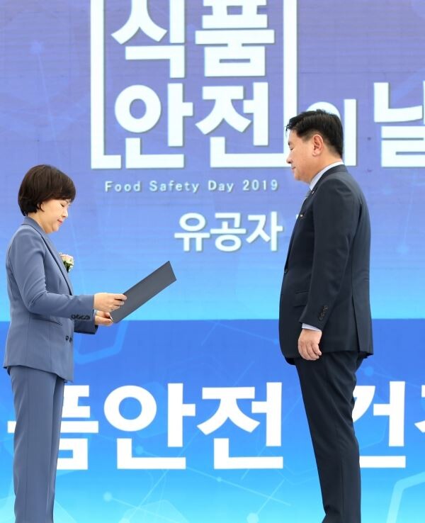 ▲허연수 GS리테일 대표이사(오른쪽)가 이달 10일(오늘) 광화문광장에서 진행된 '제18회 식품안전의날' 기념식에서 대통령 표창을 받았다. [사진=GS리테일]