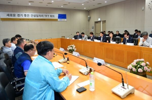 경기도가 숙련 건설기능인 6천명 양성 등 지역특성에 맞는 건설산업 일자리 창출을 위한 TF를 발족하고, 노사정과 함께 안전하고 공정한 건설노동현장 조성에 나선다[사진제공=경기도]