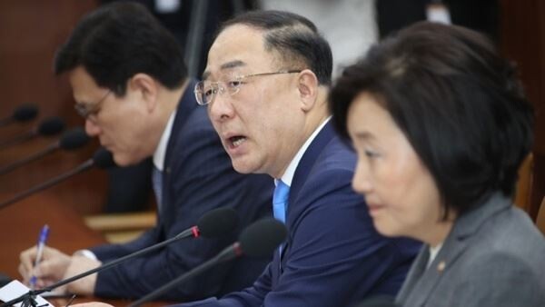 홍남기 장관이 20일 오전 서울 종로구 정부서울청사에서 긴급 대외경제장관회의 모두발언을 하고 있다. [사진=연합뉴스]