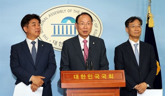 민주당 자본시장활성화특위(위원장 최운열 의원)는 이날 국회에서 기자회견을 열어 이같은 퇴직연금제도 개선 논의 결과를 발표했다.[사진 = 민주당 제공]