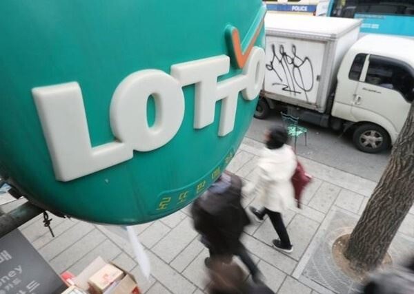 정부가 향후 3년간 전국 온라인복권 판매점을 총 2371곳 추가 모집한다. [사진=연합뉴스]
