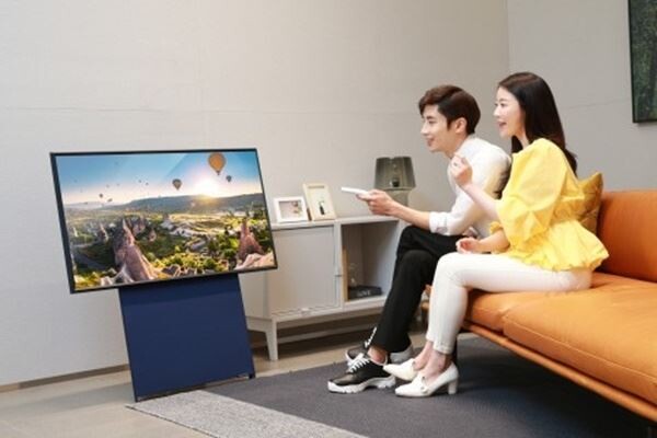삼성전자가 밀레니얼 세대를 중심으로 모바일 콘텐츠를 즐기는데 익숙한 소비자들의 취향을 반영한 라이프스타일 TV, ‘더 세로(The Sero)’를 27일부터 ‘삼성닷컴’과 ‘G마켓’, ‘옥션’ 등 주요 온라인 채널을 통해 사전 판매한다.[사진제공=삼성전자]