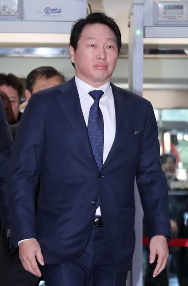 최태원 SK그룹 회장이 28일 열리는 사회적 가치를 주제로 한 국내 첫 민간축제 '소셜밸류커넥트 2019'(Social Value Connect 2019, SOVAC)에 참석해 참석자들과 함께 사회적 가치와 관련한 다양한 의견을 공유할 예정이다.[사진=연합뉴스]