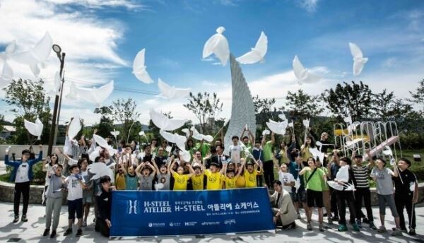 사진설명: 현대제철은 지난 28일 순천시 순천만생태문화교육원에서 철제공공예술 프로젝트 ‘H-Steel 아뜰리에(ATELIER)’ 쇼케이스를 개최하고 이곳에 설치된 공공예술조형물을 공개했다. 이날 행사에 참석한 시민들이 순천시의 상징인 두루미 풍선을 날리고 있다. [사진제공=현대제철]