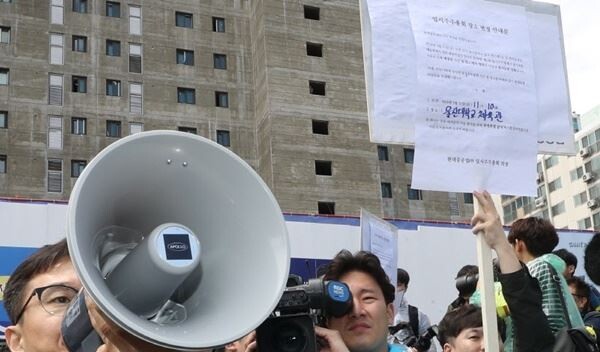 현대중공업 주주총회날인 31일 오전 노조가 점거 농성을 하고 있는 울산시 동구 한마음회관 앞에서 사측이 주주총회 장소를 울산대학교 체육관으로 변경한다는 공지를 하고 있다.[사진=연합뉴스]