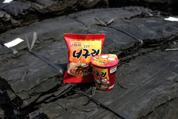 ▲완도다시마와 농심너구리. [사진=농심]