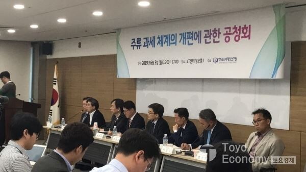 ▲3일 서울 양재aT센터에서 한국조세재정연구원은 주류 종가세를 종량세로 전환하는 방안을 놓고 공청회를 열었다. 이날 참석한 경기호 한국막걸리협회 수석부회장이 의견을 말하고 있다. [사진=김자혜 기자]