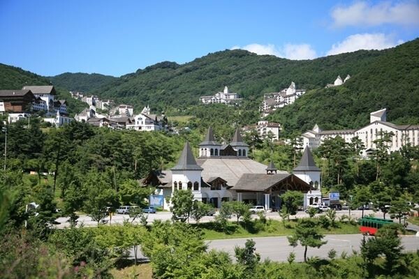 부영그룹 무주덕유산리조트는 설천면 저소득가구 대학생 40명에게 총 4000만원(1인당 100만원)의 장학금을 전달했다. [사진제공= 부영그룹]