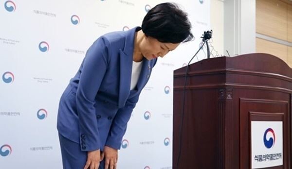 이의경 식품의약품안전처장이 5일 '인보사 사태'에 관련해 공식 사과했다.[사진=연합뉴스]