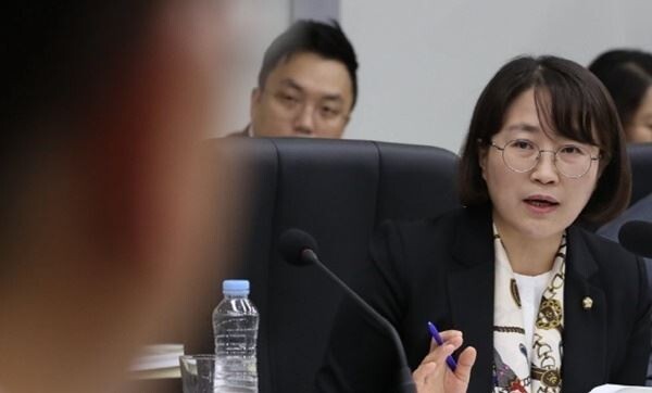 정의당 추혜선 국회의원은 5일 인터넷전문은행 대주주 자격을 완화하는 법 개정 검토에 나서기로 한 데 대해 "은산분리 원칙 훼손에 이어 금융회사의 건전성 담보를 위한 최소한의 지배구조 원칙까지 훼손하려는 것"이라고 비판했다. [사진제공=연합뉴스]