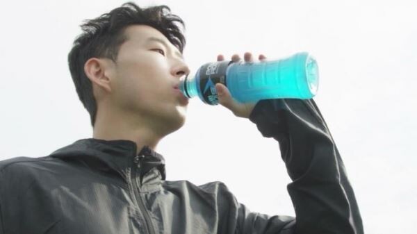 ▲파워에이드의 모델로 발탁된 축구선수 손흥민. [사진=코카-콜라]