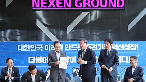 강호갑 중견기업연합회 회장은 7일 오전 서울 강서구 마곡동 넥센중앙연구소에서 열린 현장 최고위원회의에 참석해  "2013년 야당이었던 민주당 의원들의 노력으로 중견기업 특별법이 통과될 수 있었다"라고 강조하며 중견기업에 대한 정치권과 국민적 관심을 당부했다. [사진=연합뉴스]