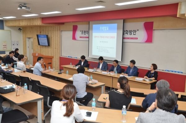 ▲(왼쪽부터) 한상호 영산대 교수, 이희열 세종사이버대교수, 이창주 (주)에쓰프레시 대표, 이재광 전국가맹점주협의회 공동의장, 배선경 법률사무소 여름 변호사 등 업계 및 학계·법조계 전문가들이 패널로 참석해 토론을 하고 있다. [사진=한국프랜차이즈산업협회]