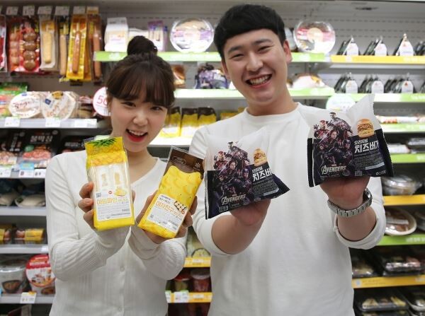 ▲GS25에서 햄버거와 샌드위치를 들고 포즈를 취하고 있다. [사진=GS리테일]