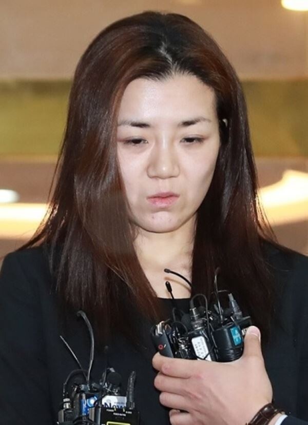 한진칼 2대 주주인 사모펀드 케이씨지아이(KCGI)는 '물컵 갑질' 사태로 경영에서 물러난 조현민 전 대한항공 전무가 지난 10일 한진칼 전무 겸 정석기업 부사장으로 복귀한 것과 관련, "거액의 보수를 받아 상속세 납부 재원을 마련하기 위한 방법이라는 의구심이 들 수밖에 없다"라며 반발했다.