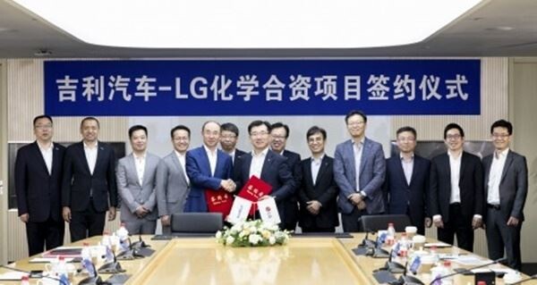 지리 자동차 펑칭펑 부총재(왼쪽)와 LG화학 김종현 사장(오른쪽)이 전기차 배터리 합작법인 계약을 체결하고 있다. [사진제공=LG화학]