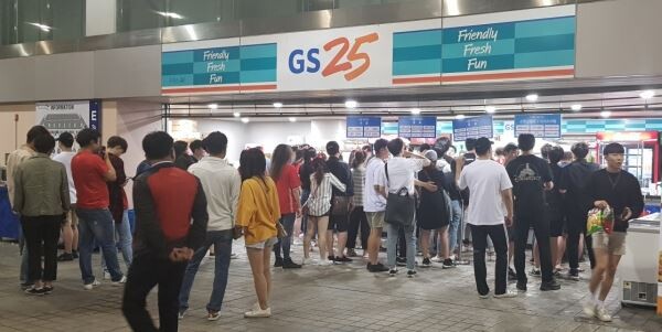 ▲상암월드컵경기장 GS25애서 축구 응원객들이 상품을 구매하고 있다.[사진=GS리테일]