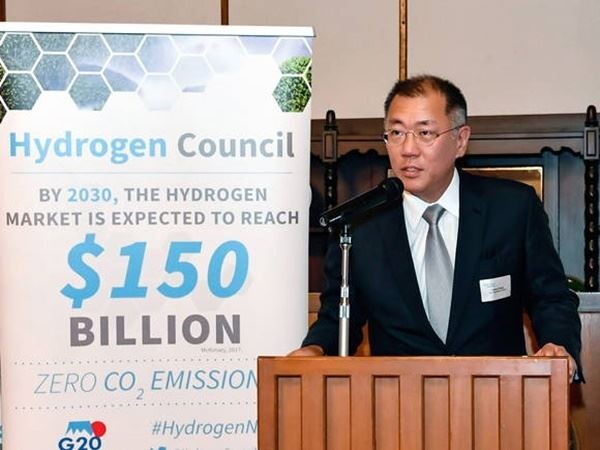 정의선 현대자동차그룹 수석부회장이 지난 15일부터 일본 가루이자와에서 열린 G20 에너지환경장관회의에 수소위원회 공동회장 자격으로 참석, 환영사를 하고 있다. [사진제공=현대기아차]