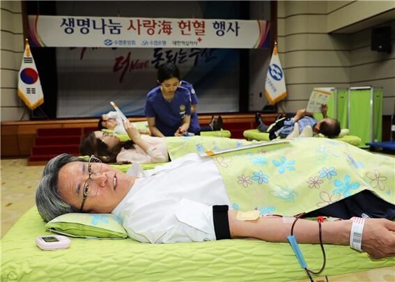 이동빈 Sh수협은행장이 지난 19일, 서울 송파구 본사에서 ‘생명나눔 사랑海 헌혈 행사’에 참여해 임직원들과 함께 헌혈을 하고 있다.[사진제공=수협은행]