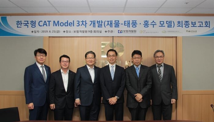 [사진 : 왼쪽부터 보험개발원 김성호 손해보험부문장, 목진영 정책보험팀장, 이준섭 부원장, Luke Hsu (TII 부원장), Wei-Chiang(대만중앙대학교 교수), Wenko Hsu(TRM 사장) ]