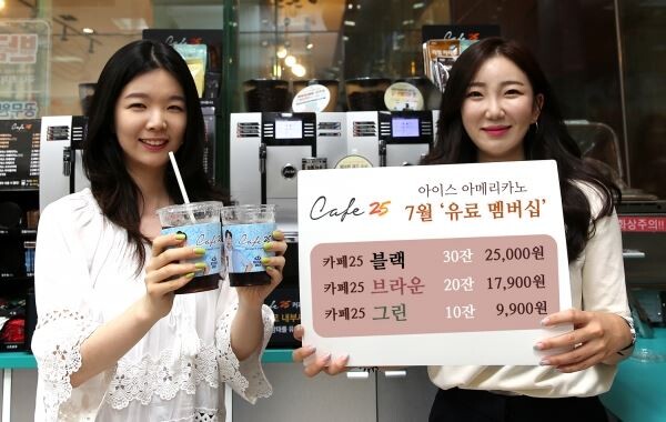 ▲카페25 유료멤버십을 안내하며 포즈를 취하고 있다. [사진=GS리테일]