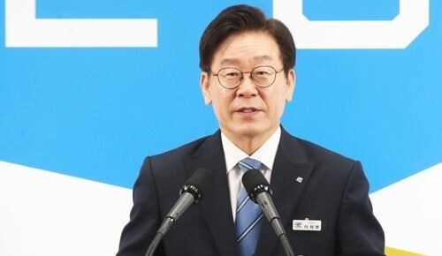이재명 경기도지사가 27일 오전 경기도 수원시 경기도청에서 열린 취임 1주년 기자회견에서 취재진 질문에 답하고 있다. [사진=연합뉴스]
