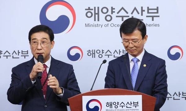 문성혁 해양수산부 장관(오른쪽)과 배재훈 현대상선 사장이 1일 세종시 정부세종청사 해양수산부에서 현대상선의 세계 3대 해운동맹 중 하나인 '디 얼라이언스' 정식멤버 가입을 발표하고 있다.[사진=연합뉴스]