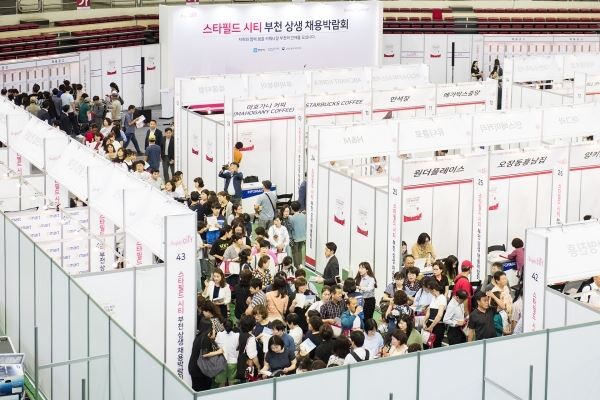 ▲4일 부천 체육관에서 진행된 '스타필드 시티 부천 상생 채용 박람회'에 방문한 구직자들이 박람회장을 둘러보고 있다. [사진=신세계프라퍼티]
