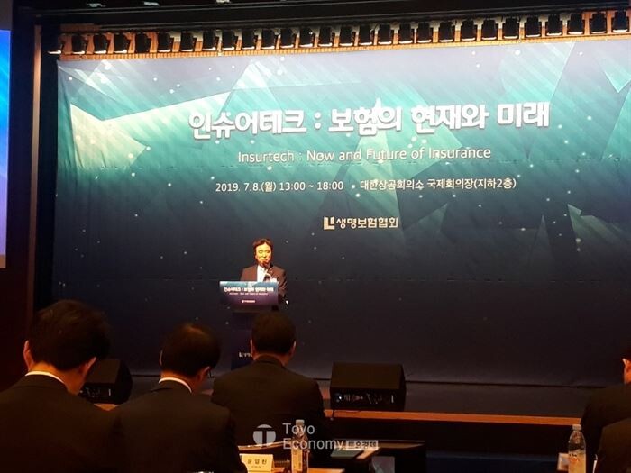 8일 오후 서울 중구 대한상공회의소 국제회의장에서 열린 ‘인슈어테크:보험의 현재와 미래’ 세미나에 참석한 신용길 생명보험협회장이 개회사를 하고 있다.[사진 = 문혜원 기자]