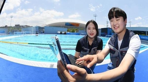 광주FINA세계수영선수권대회가 열리는 남부대학교 수영장에서 KT 직원들이 5G 네트워크를 점검하고 있다. 사진제공 = KT