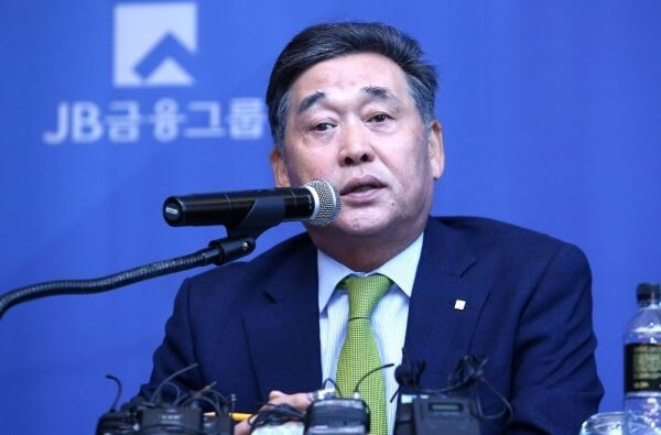 JB금융그룹 김기홍 회장은 9일 여의도 콘래드 호텔에서 ‘취임 100일’ 기자 간담회를 개최하고 JB금융그룹이 나아가야 할 방향을 제시하며, 현 금융환경에 맞는 새로운 성장발판을 마련해 나가겠다고 밝혔다.