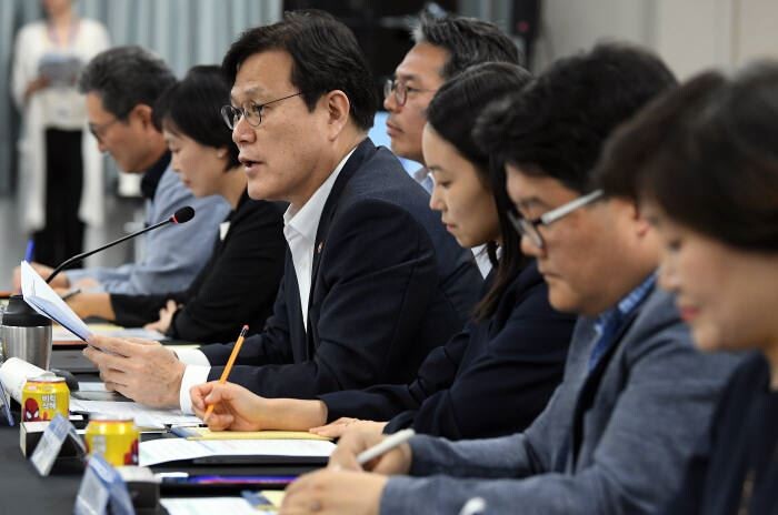 최종구 금융위원장은 9일 서울 마포에서 진행된 ‘금융규제 샌드박스 100일 현장 간담회’를 마치고 기자들과의 만남의 자리에서 예금보험공사의 캄코시티 소송 패소와 관련해 향후 금융위도 힘을 보태겠다고 밝혔다.[사진 = 금융위원회]