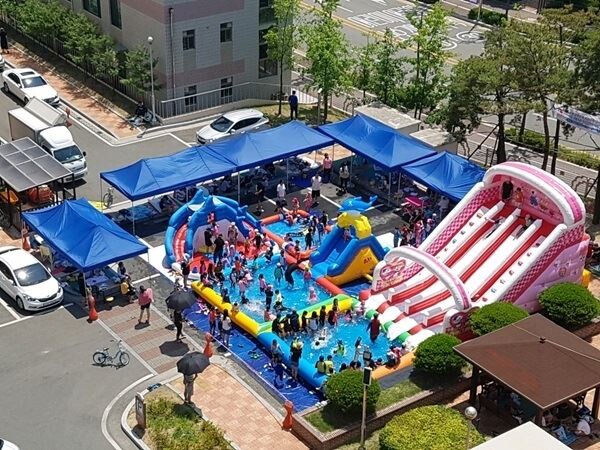 장마가 소강상태가 되면서 전국적으로 폭염이 극심해 금방이라도 물속에 뛰어들고 싶은 지난 5일, 부영아파트 단지 내 물놀이 시설에 부영아파트 입주자들 및 '부영 사랑으로 어린이집' 원아들, 학부모들이 함께 어우러져 물놀이를 즐겼다. (사진제공=부영그룹)