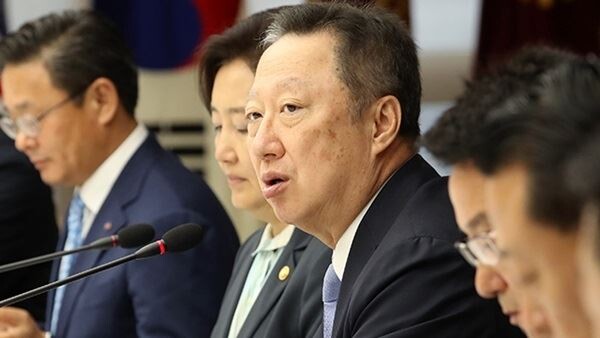 '규제개혁 전도사'를 자처하는 대한상공회의소 박용만 회장이 15일 외식 스타트업의 청년 대표들과 함께 양천구 목동 서울지방식품의약품안전청을 찾아, 최근 '공유주방'에 관련한 규제를 완화시켜준 점에 대해 감사의 뜻을 밝혔다. (사진출처=연합뉴스)