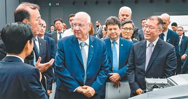 이스라엘 레우벤 리블린 대통령이 현대차그룹의 미래차 기술과 다양한 분야의 차세대 기술을 체험했다. (사진제공=현대차)